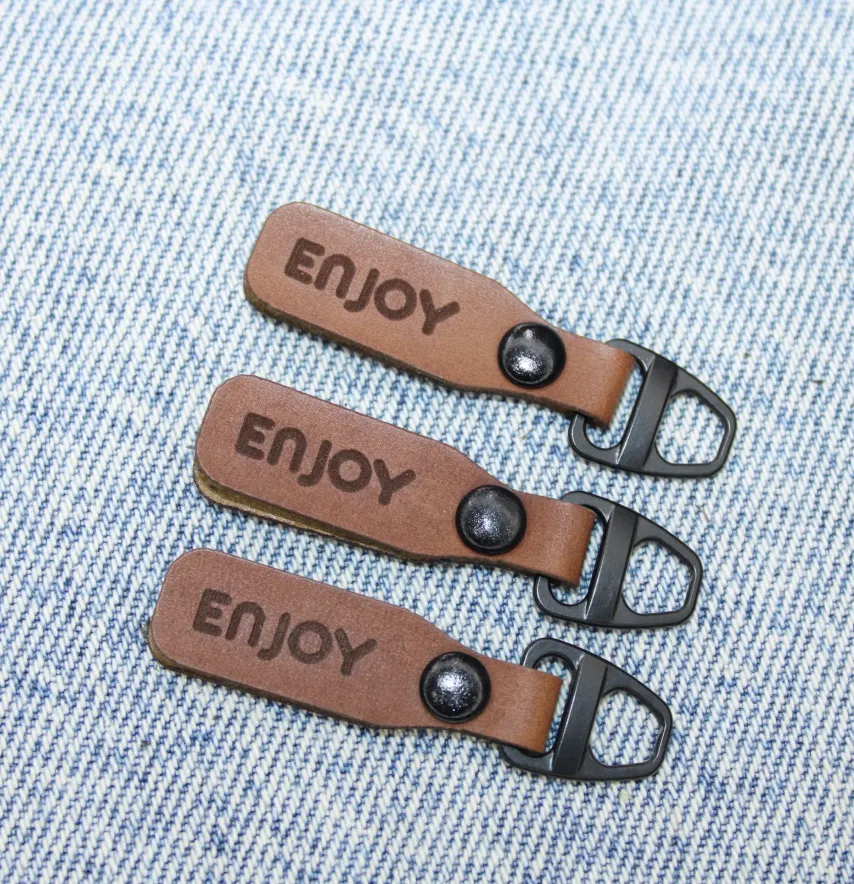 Подвеска "ENJOY" 15*50 мм коричневого цвета-0