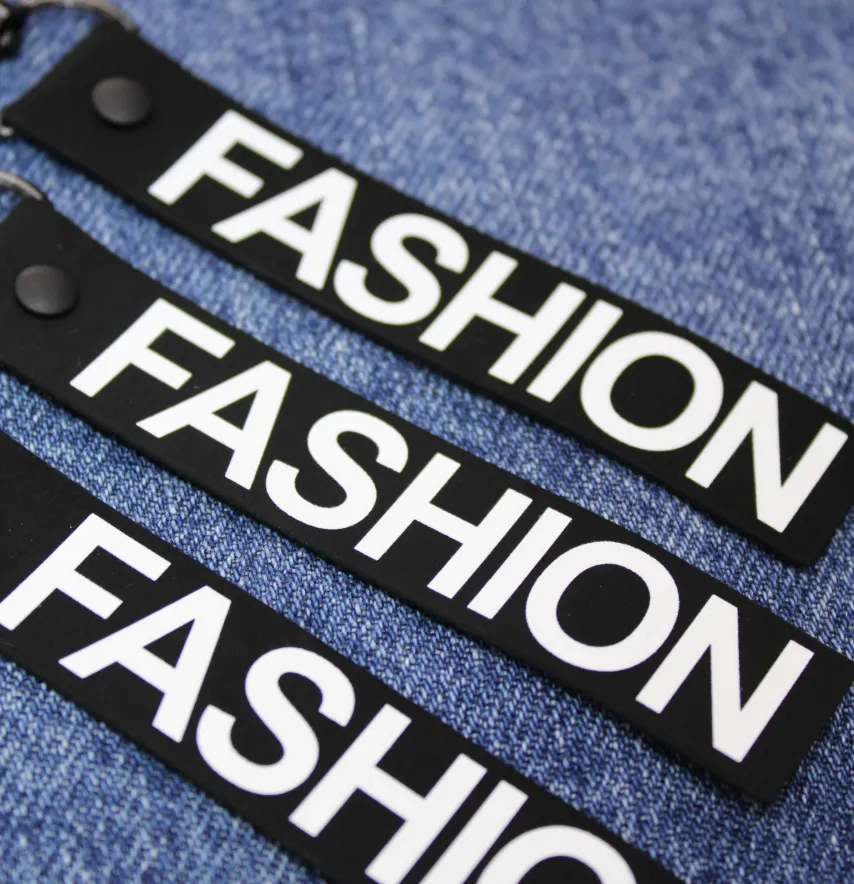 Підвіска з карабіном "Fashion" 20*120 мм чорного кольору -0