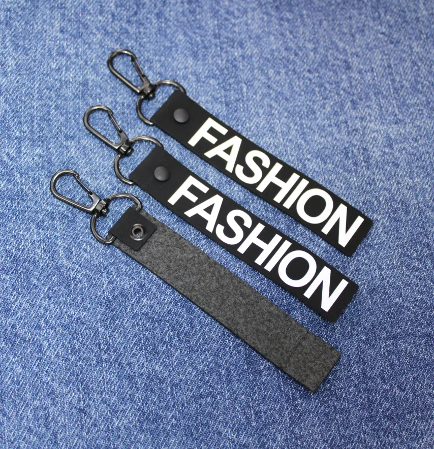 Підвіска з карабіном "Fashion" 20*120 мм чорного кольору -1