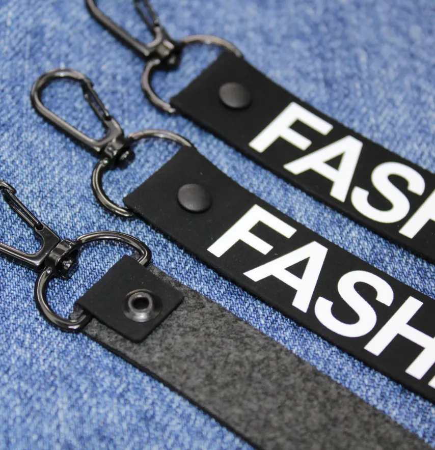 Підвіска з карабіном "Fashion" 20*120 мм чорного кольору -2