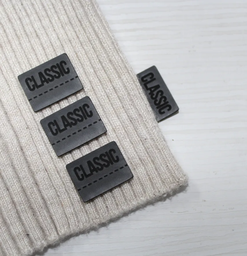 Нашивка "Classic" 15*20 мм черного цвета-1