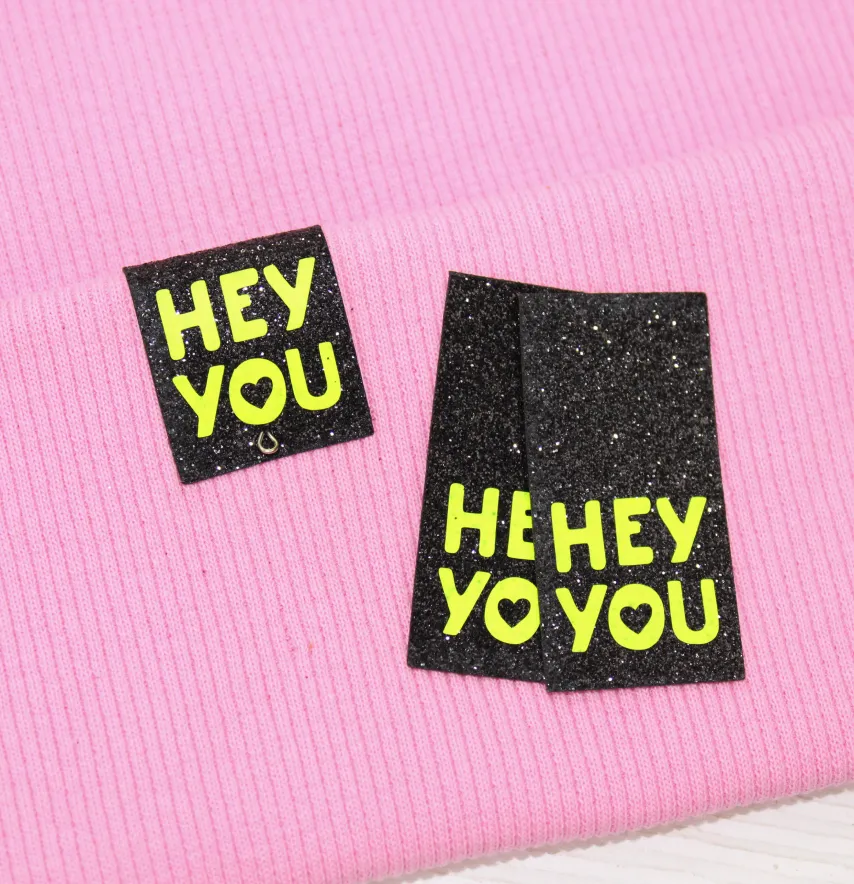 Нашивка з глітеру "Hey you" 25*50 мм чорного кольору з жовтим-1