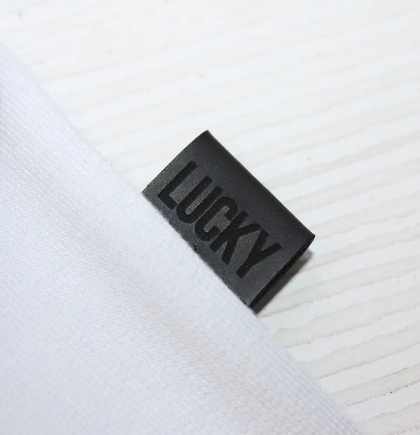 Нашивка "Lucky" 20*32 мм чорного кольору-0