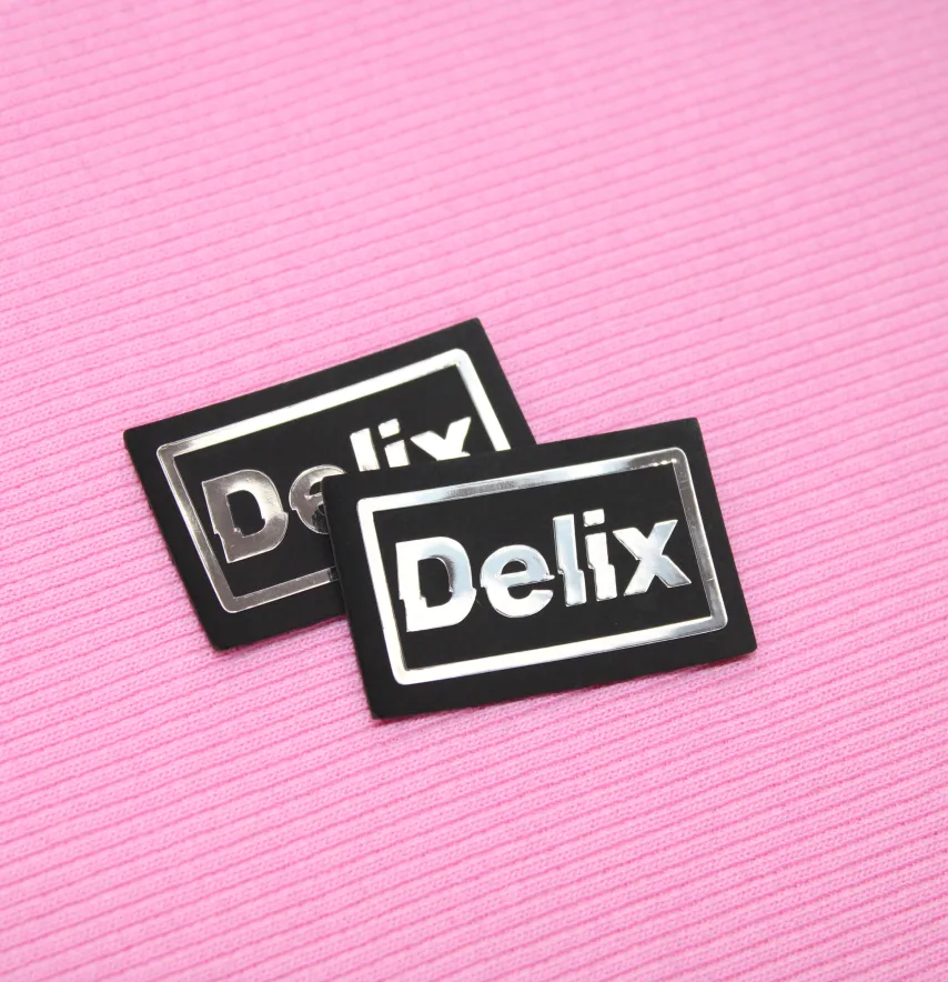 Нашивка "Delix" 40*25 мм чорного кольору з сріблом-1