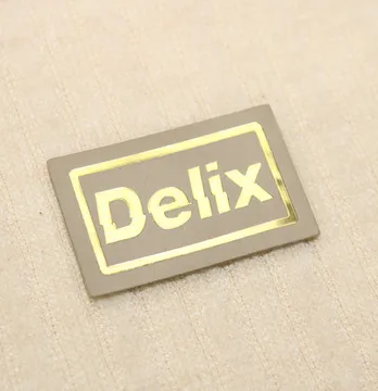 Нашивка "Delix" 25*40мм бежевого цвета с золотом