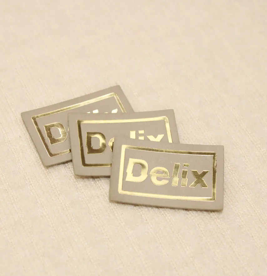 Нашивка "Delix" 25*40мм бежевого цвета с золотом-1