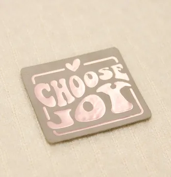 Нашивка "Choose joy" 40*35мм бежевого цвета с розовым золотом