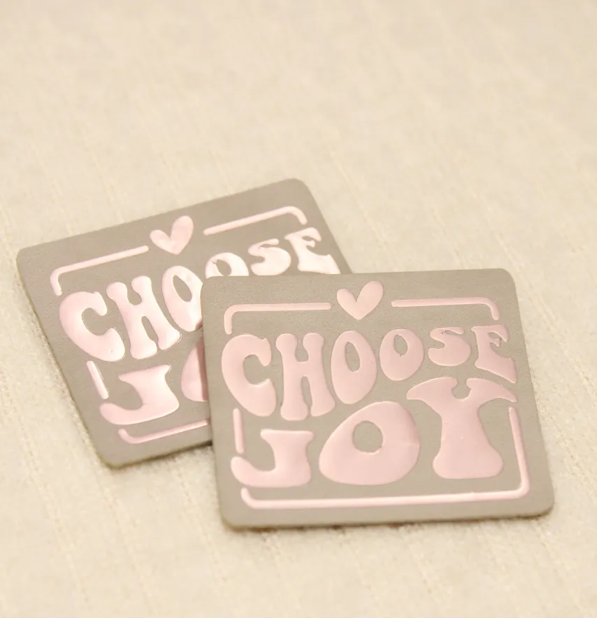 Нашивка "Choose joy" 40*35мм бежевого цвета с розовым золотом-1