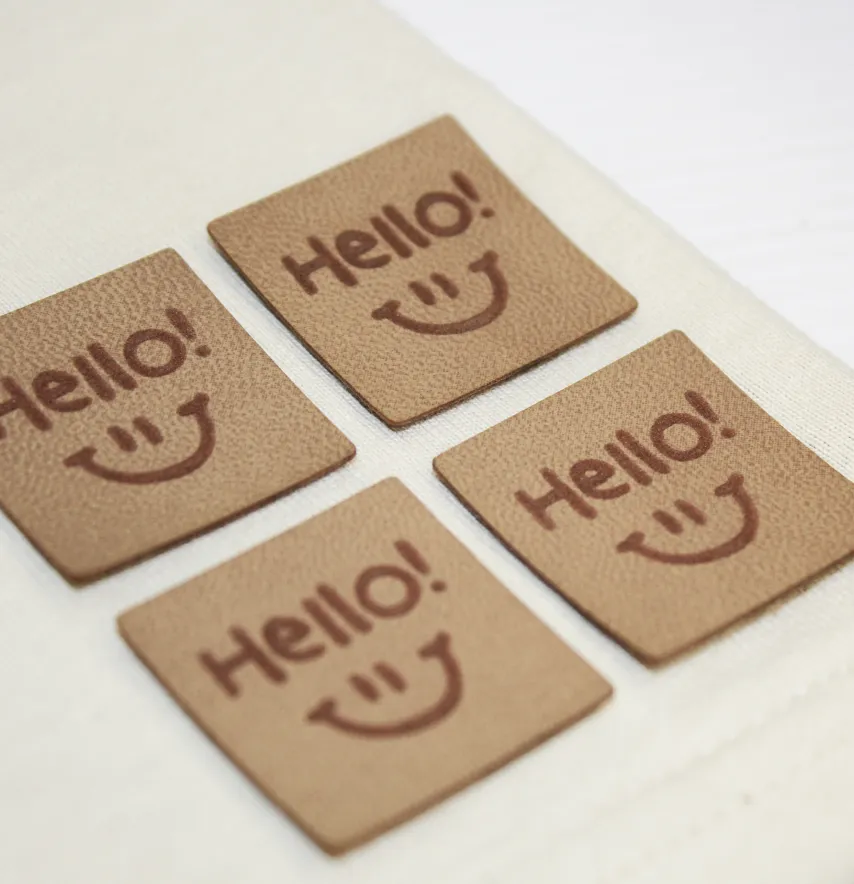 Нашивка "Hello" 30*30 мм пісочного кольору-1
