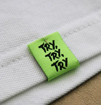 Бирка жаккардовая "Try,try,try" 20*45 мм зеленого цвета с черным лого.