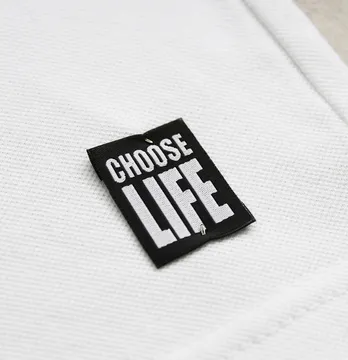 Бирка жаккардовая "Choose life" 25*30 мм черного цвета с белым лого.