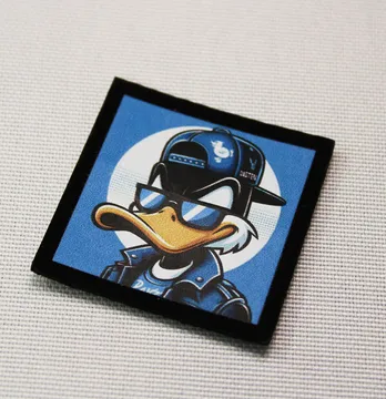 Нашивка "Duffy duck" 40*40 мм синего цвета