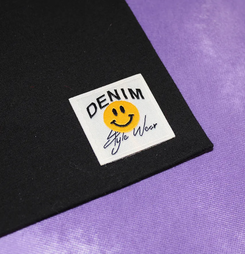 Нашивка жаккардовая "Denim" смайлик жёлтый 38×38 мм на флизелиновой основе.-0