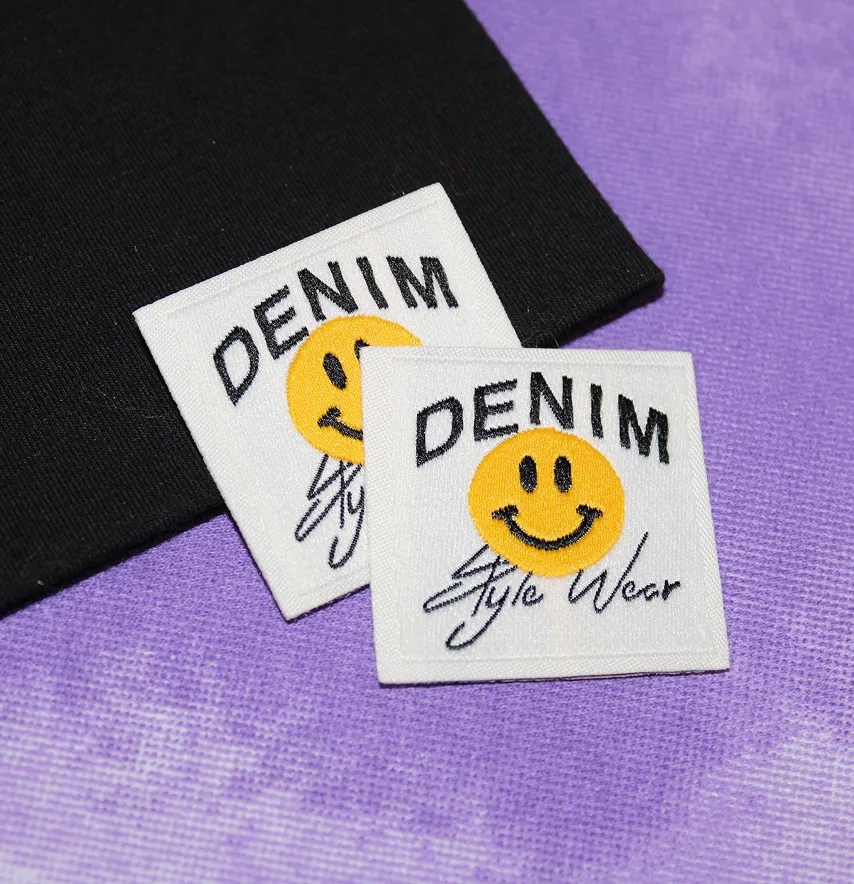 Нашивка жаккардовая "Denim" смайлик жёлтый 38×38 мм на флизелиновой основе.-1