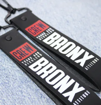 Подвеска с карабином "Bronx" 30*190 мм черного цвета с красным