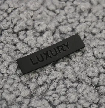 Нашивка "Luxury" 40*10 мм чорного кольору
