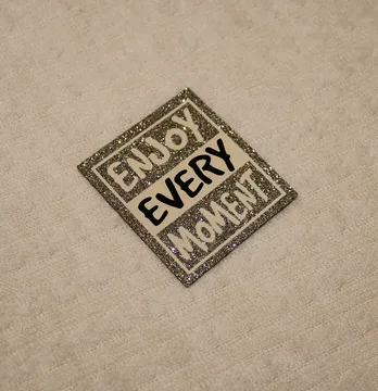 Нашивка из глитера "Enjoy every moment" 45*50 мм золотого цвета