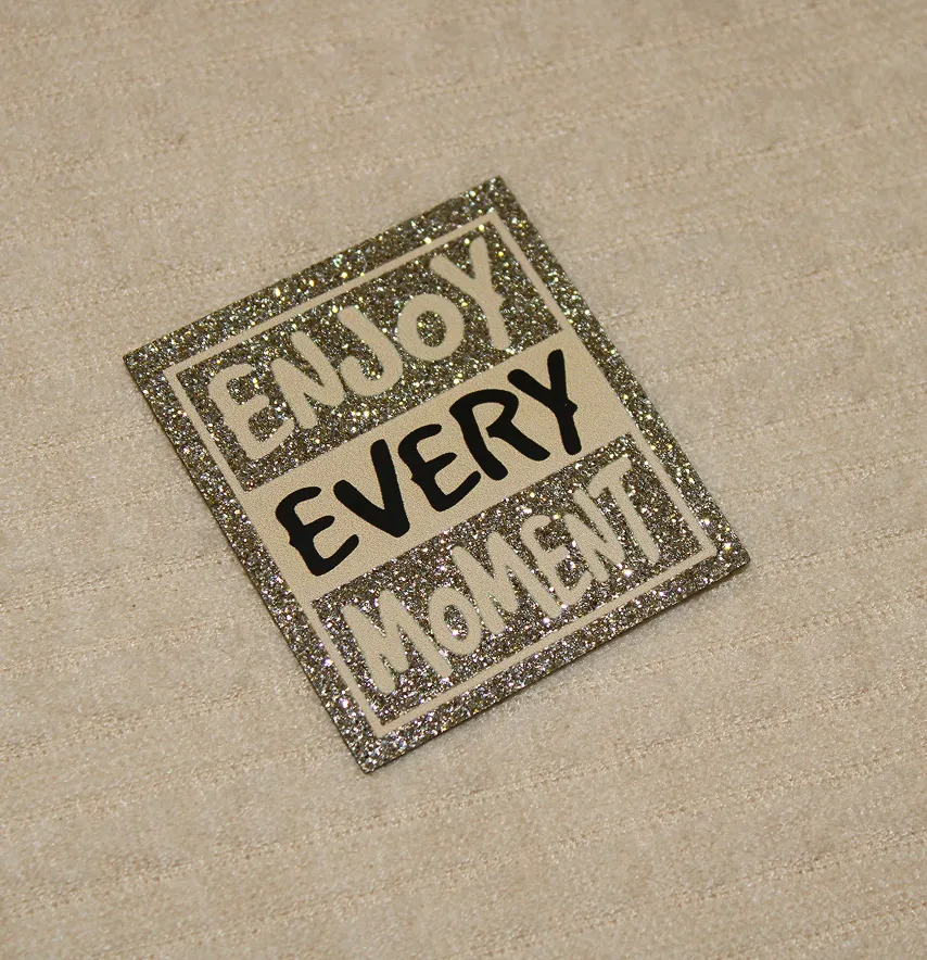 Нашивка из глитера "Enjoy every moment" 45*50 мм золотого цвета-1