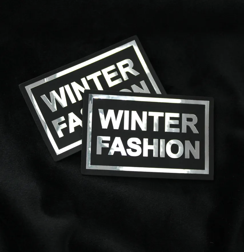 Нашивка "Winter fashion" 70*45 мм чорного кольору зі срібним написом-1