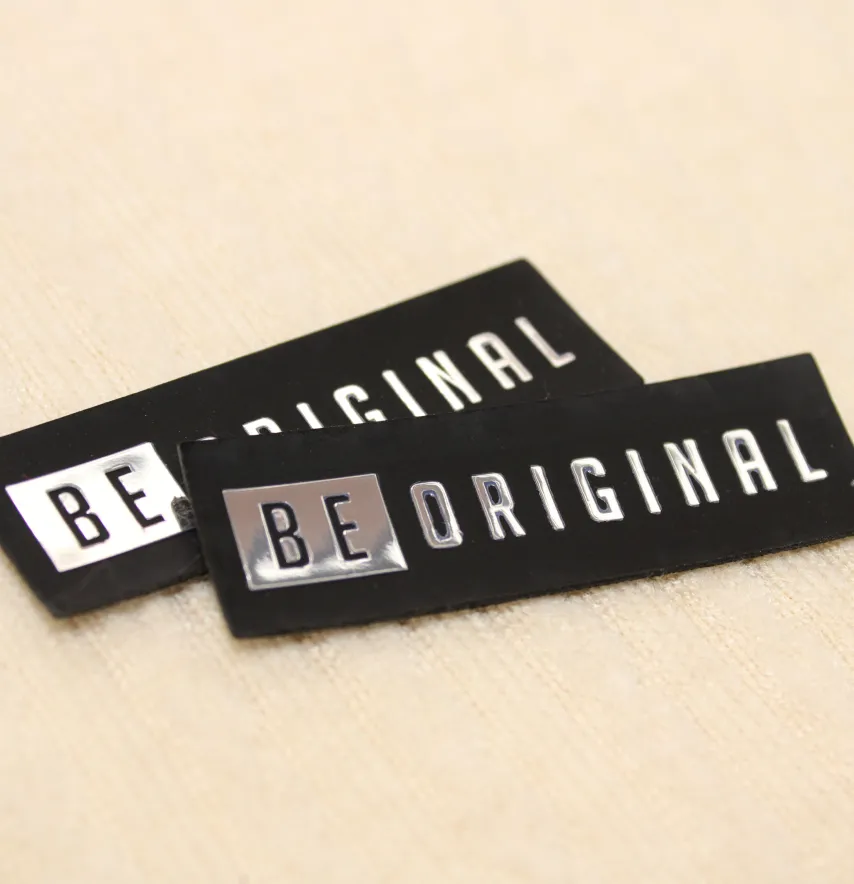 Нашивка "Be original" 60*20 мм чорного кольору зі сріблом-1