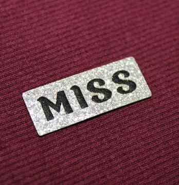 Нашивка из глитера "Miss" 35*15 мм серебряного цвета