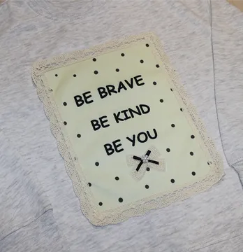 Нашивка тканева з декором "Be brave be kind be you" у вишитій рамочці 19*24 см