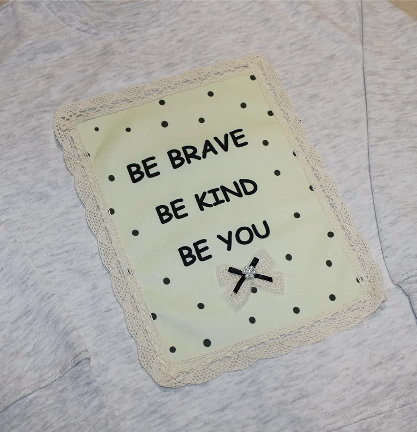 Нашивка тканева з декором "Be brave be kind be you" у вишитій рамочці 19*24 см-0