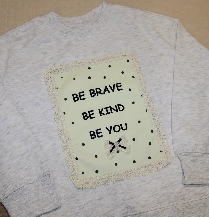 Нашивка тканева з декором "Be brave be kind be you" у вишитій рамочці 19*24 см-1
