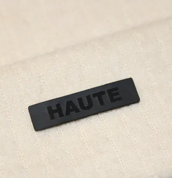 Нашивка "Haute" 40*10 мм чорного кольору