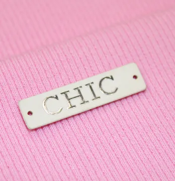 Нашивка "CHIC" 40*10 мм белого цвета с серебряной надписью