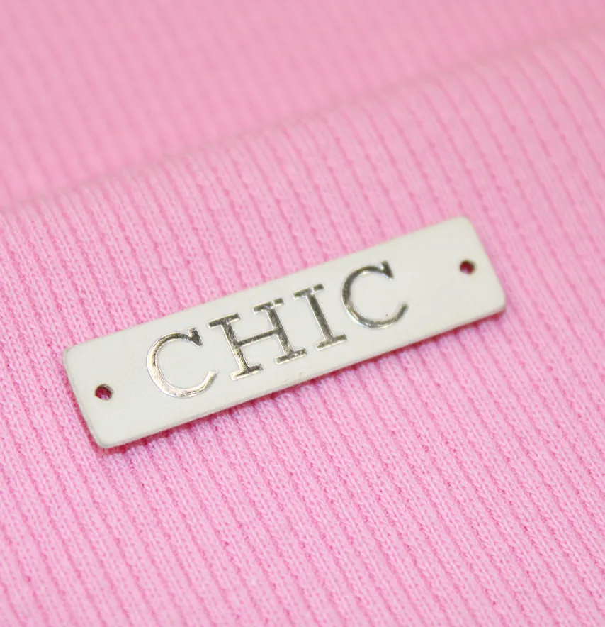 Нашивка "CHIC" 40*10 мм белого цвета с серебряной надписью-0
