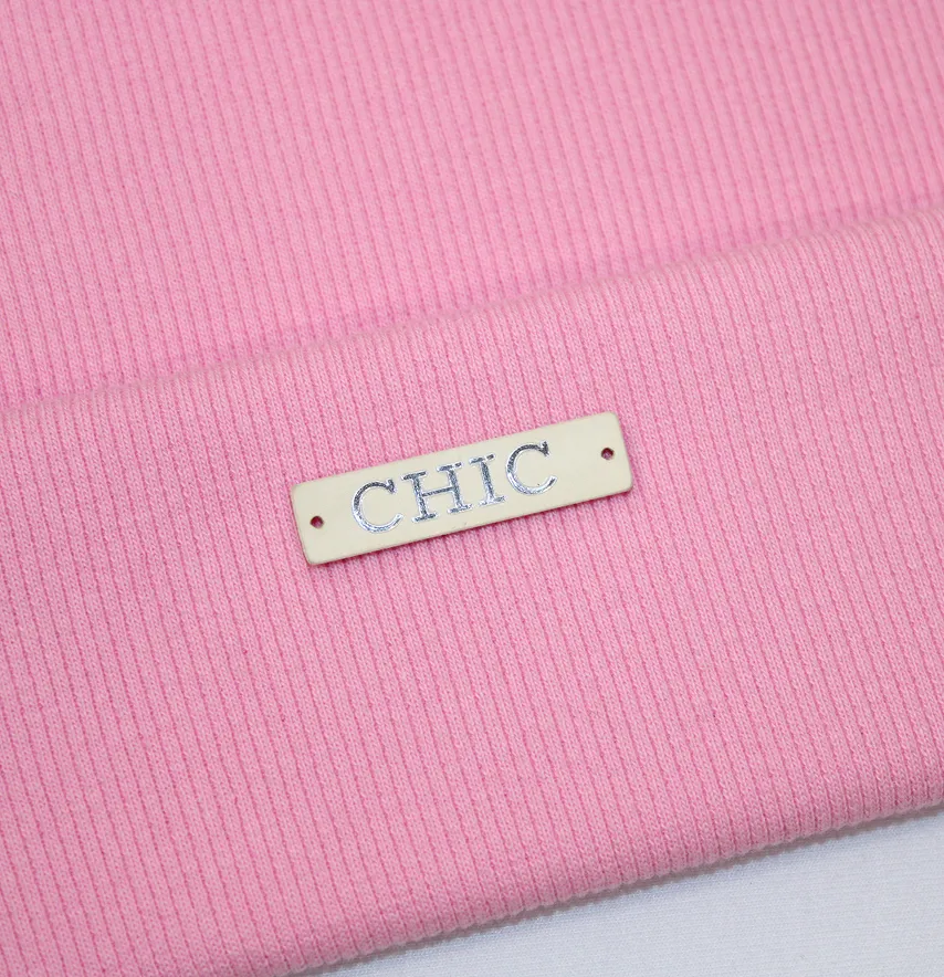 Нашивка "CHIC" 40*10 мм белого цвета с серебряной надписью-1