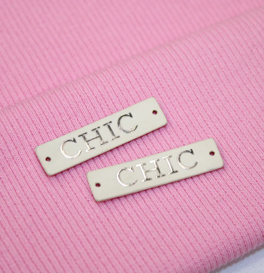 Нашивка "CHIC" 40*10 мм белого цвета с серебряной надписью-2