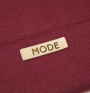 Нашивка "MODE" 40*10 мм бежевого цвета с золотистой надписью