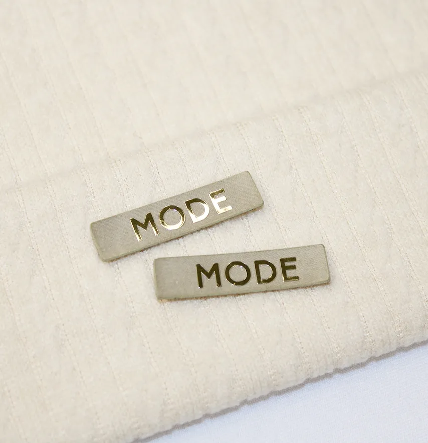 Нашивка "MODE" 40*10 мм бежевого цвета с золотистой надписью-2
