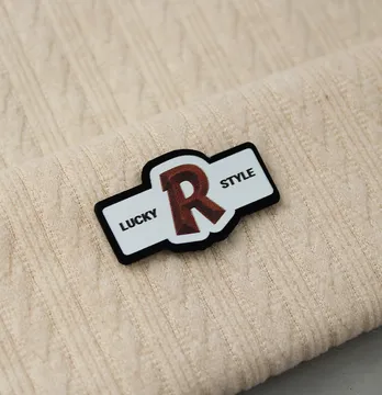Нашивка "Lucky Style R" на білому 40*23 мм чорна основа