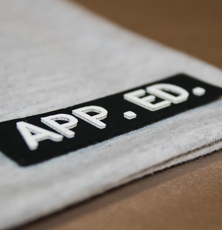 Нашивка "App. ed." з об'ємним лого 60*15 мм чорного кольору з білим написом-2