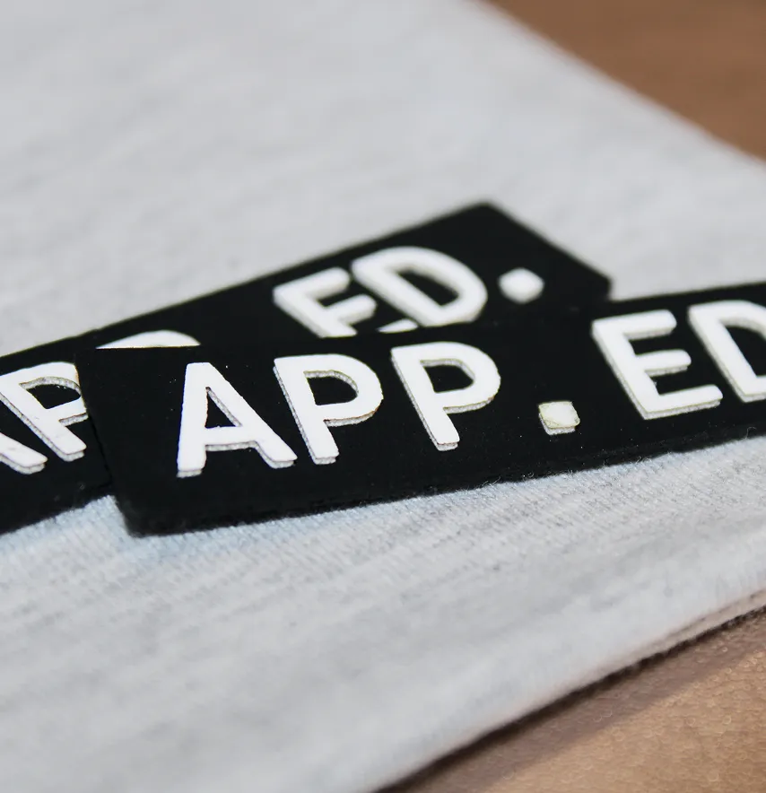 Нашивка "App. ed." з об'ємним лого 60*15 мм чорного кольору з білим написом-3