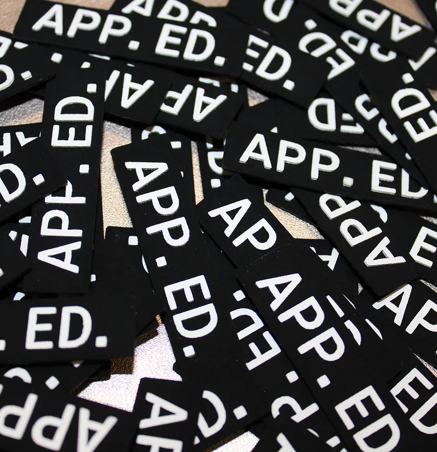 Нашивка "App. ed." з об'ємним лого 60*15 мм чорного кольору з білим написом-5