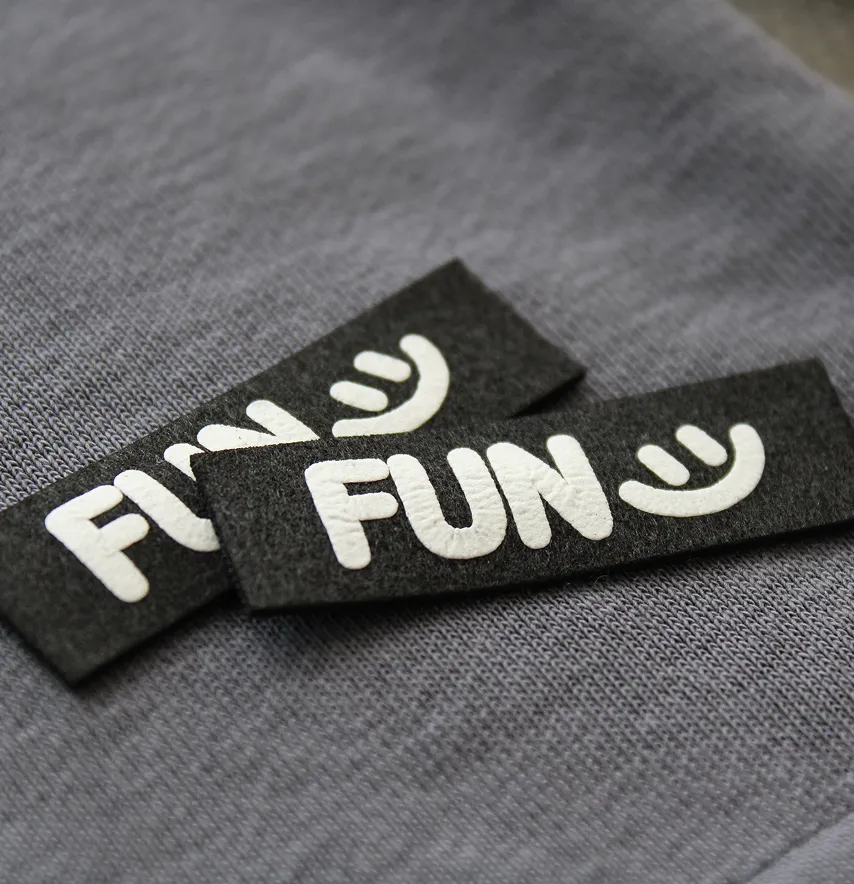 Нашивка "Fun" 50*15 мм графітового кольору-1