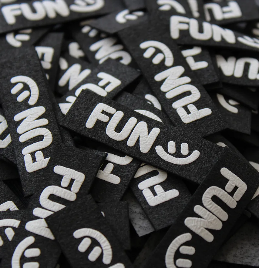 Нашивка "Fun" 50*15 мм графітового кольору-2