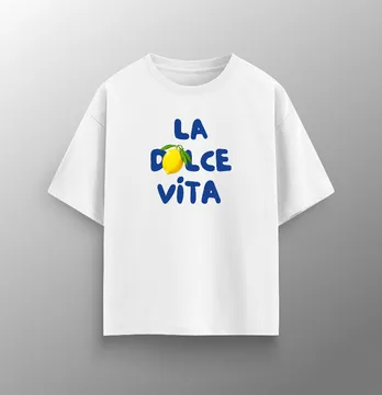 Женская футболка оверсайз "La dolce vita" белого цвета.