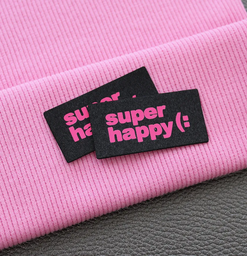 Нашивка "Super happy" 50×25 мм тёмно-серого цвета.-1