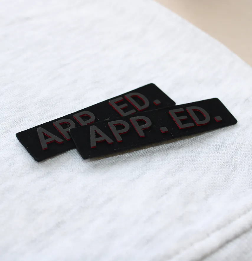 Нашивка "APP.AD" 60*20 мм чорного кольору з чорно-червоним прорезиненим лого-3