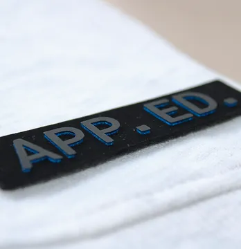 Нашивка "APP.AD" 60*20 мм чорного кольору з чорно-синім прорезиненим лого