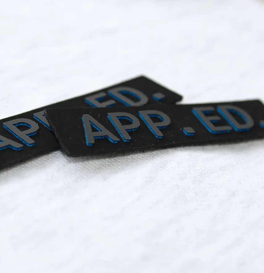 Нашивка "APP.AD" 60*20 мм чорного кольору з чорно-синім прорезиненим лого-1